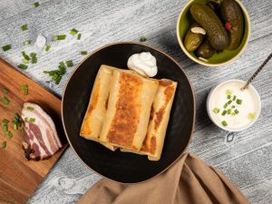 Šaldyti lietiniai blyneliai su kumpiu ir sūriu